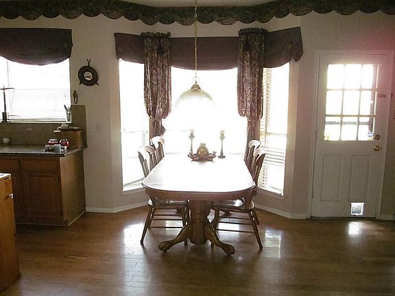  Breakfast area with view of back yard and pool