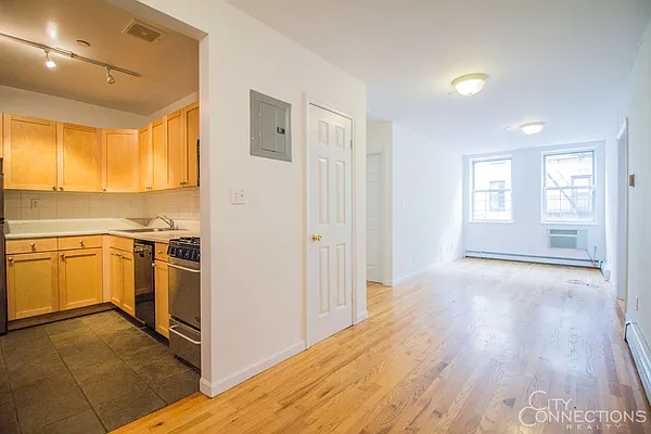 Rented by City Connections Realty | media 10