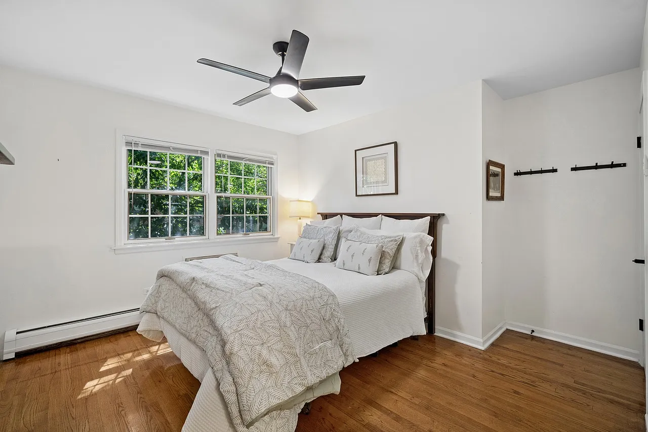 3 bed, 1.5 bath, 1066 sqft, $2,900 — Photo 3