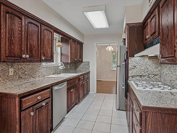 5th image of 1725 Mapleton Dr
