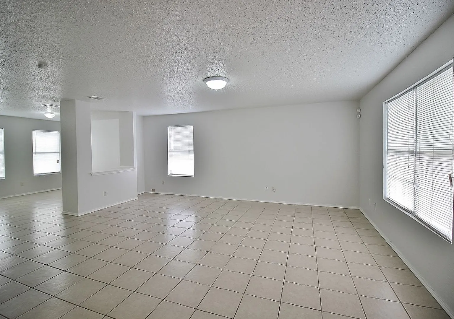 Spacious 2-Story 3/2.5/2 in S. Dallas For Rent! — Photo 3