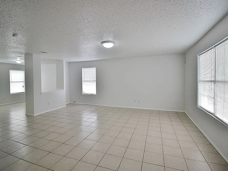 3325 Tioga St — Photo 3