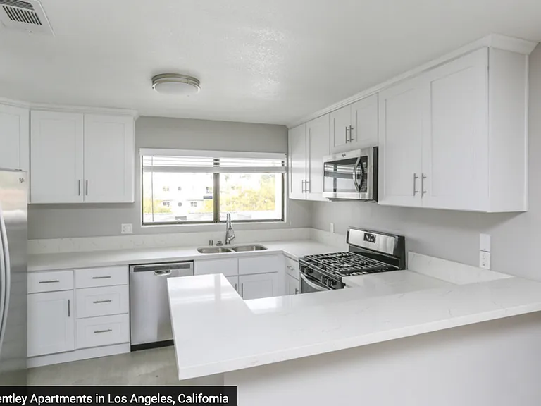 2110 S Bentley Ave — Photo 26