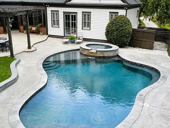 2nd image of 732 Heritage Park Ln