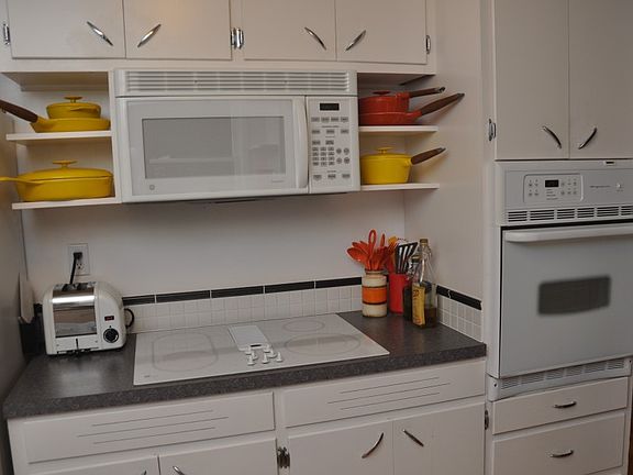 Kitchen, downdraft cooktop, vented microwave hood