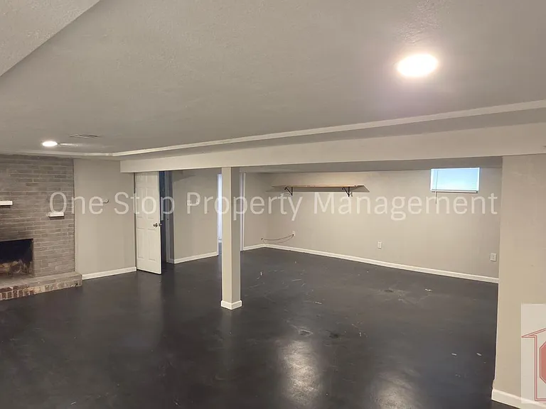 2111 N 49th St — Photo 25