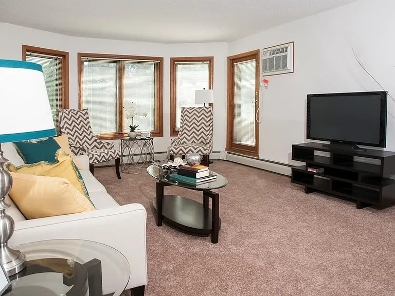 Oaks Lincoln Townhomes — Photo 9