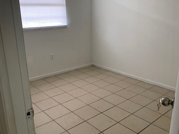 3rd image of 993 Vicki Ct