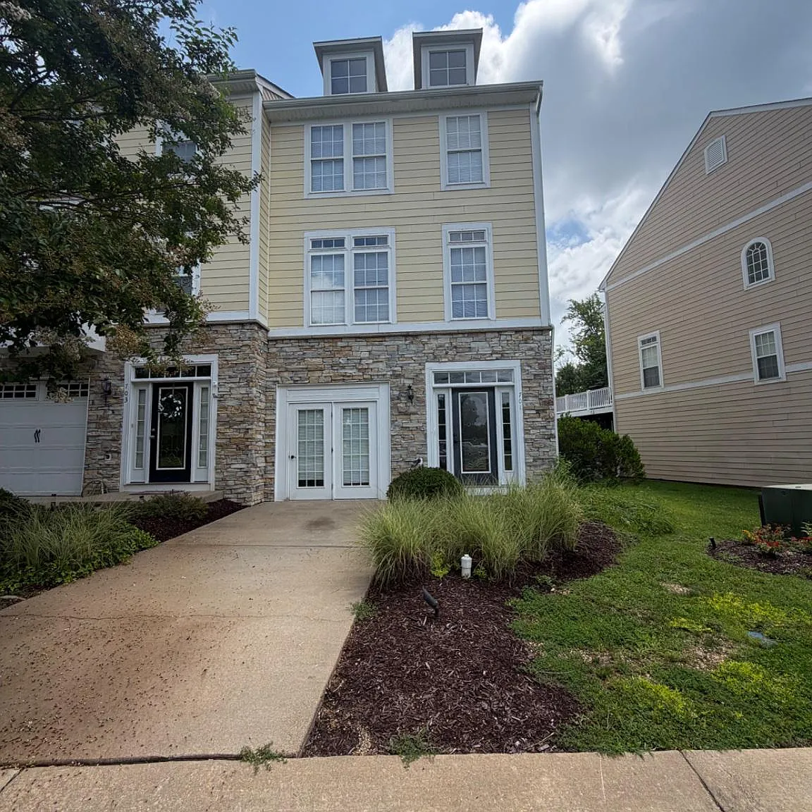 3 bed, 3.0 bath, 1920 sqft, $2,100 — Photo 2