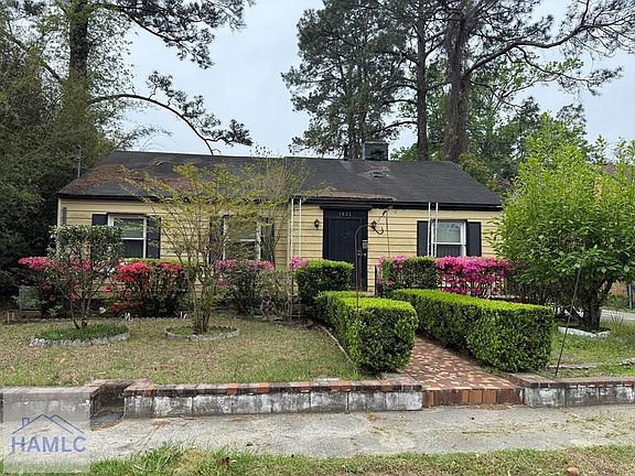 3rd image of 1821 Holly Ave
