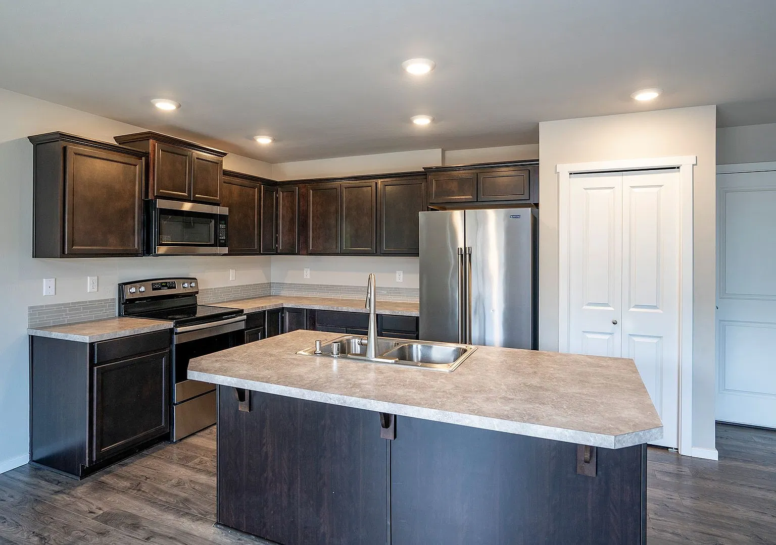 Beautiful 4-Bedroom Puyallup Home with Fenced Yard, Mt. Rainier Views & Modern Finishes — Photo 4