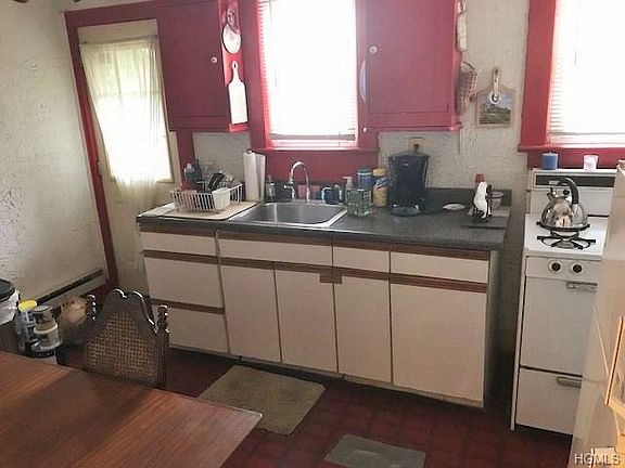 3rd image of 17 Longfellow Dr