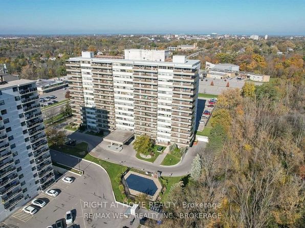 215 Glenridge Ave #207, Saint Catharines, ON L2T 3J7