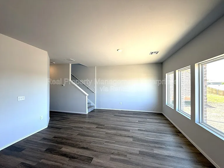 9521 Stallion Dr — Photo 12