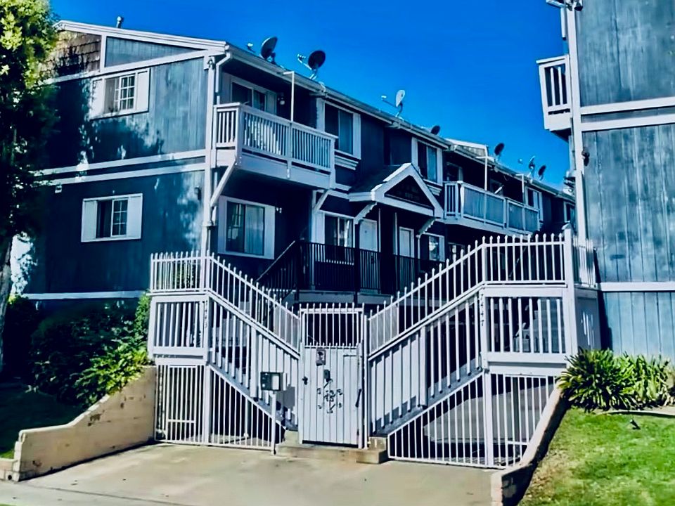 1st image of 7447 Haskell Ave #106