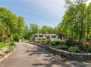 8 Queens Ct, Danbury, CT 06811