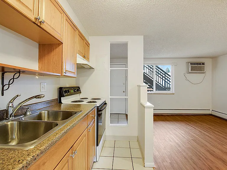 136 N Washington St — Photo 2