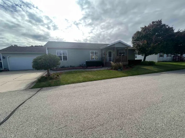 903 S Eastown Mnr, Elkhorn, WI 53121