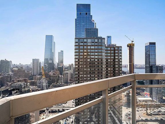 3rd image of 500 W 43rd St APT 40B