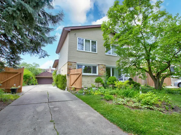 8936 N Elmore St, Niles, IL 60714