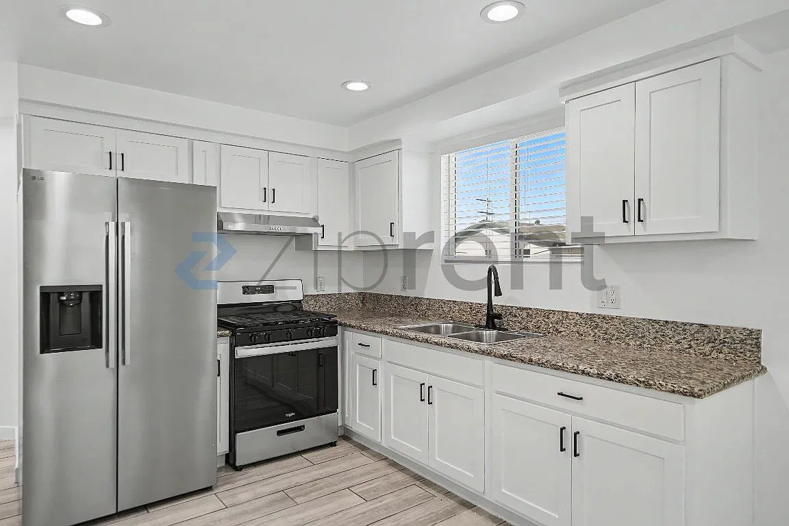 5 bed, 2400 sqft, $4,400 — Photo 4