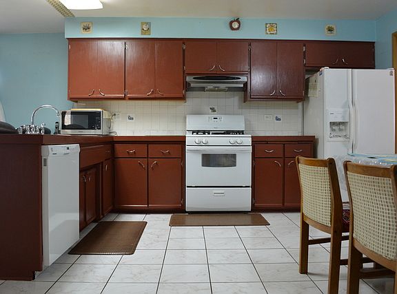 5th image of 445 Dover Dr