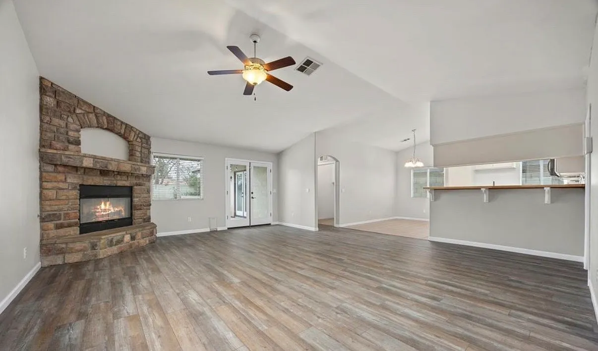 4 bed, 1882 sqft, $2,800 — Photo 2