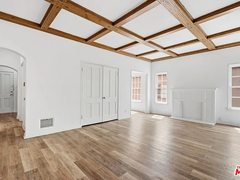 140 S Camden Dr #202 — Photo 2