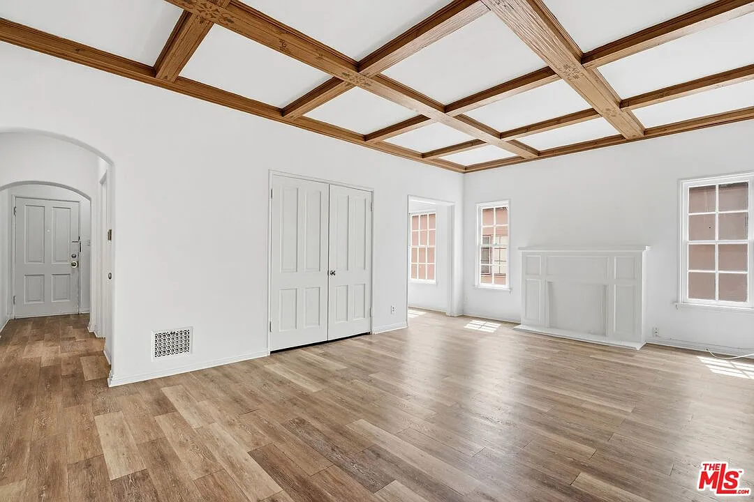Building Photo - 140 S Camden Dr #202