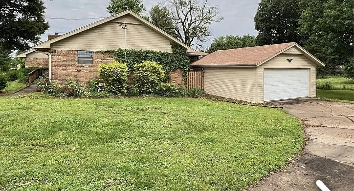 3 bed, 2.0 bath, 2350 sqft, $1,845 — Photo 2