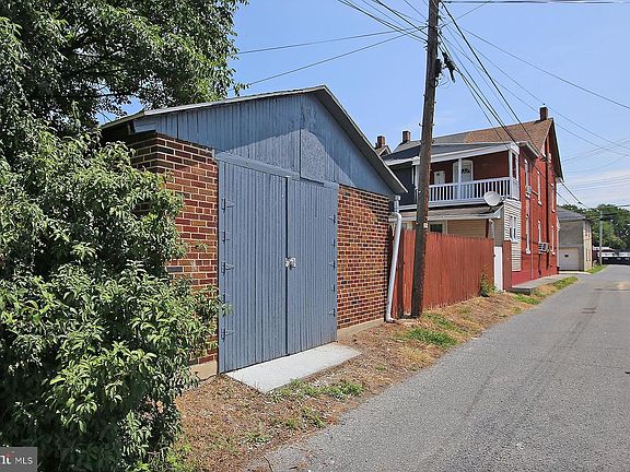 3rd image of 437 N 3rd Ave