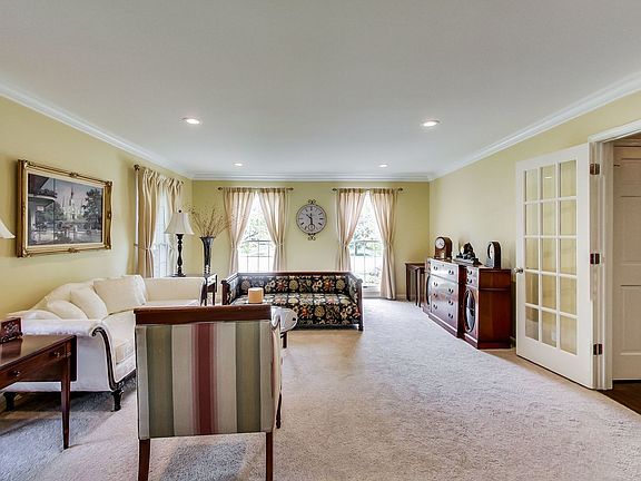 4th image of 2319 Iroquois Dr