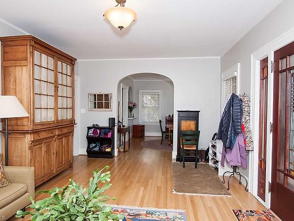 4th image of 309 Woodbine Ct