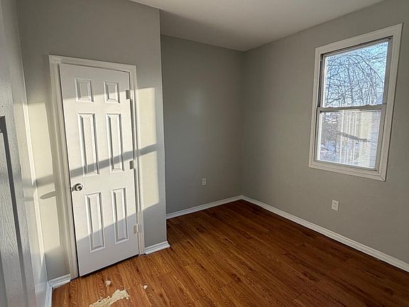 4th image of 724 Lyons Ave #2A
