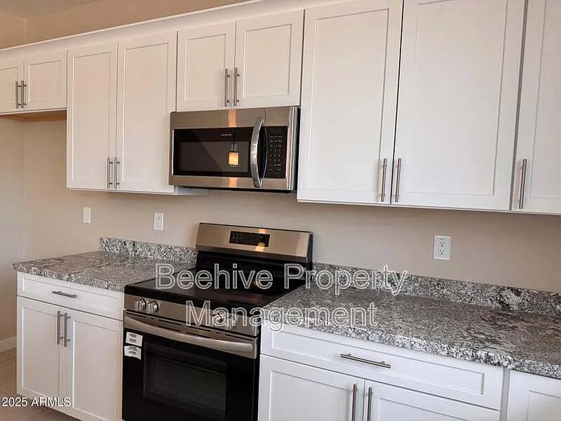 4 bed, 2.5 bath, 1716 sqft, $1,799 — Photo 4