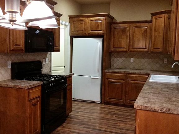 Large Kitchen w/gas stove/microwave