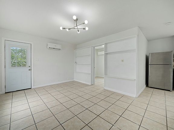3rd image of 215 S 11th St #2