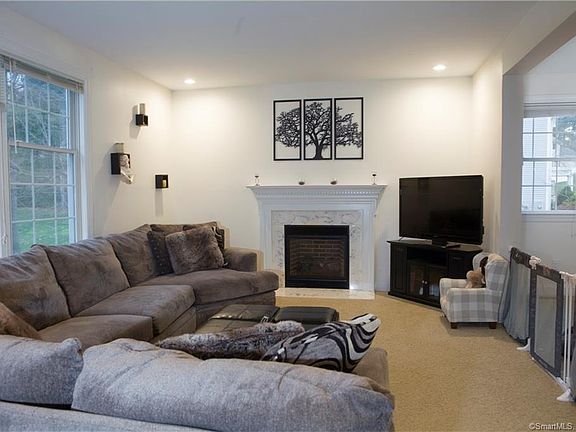 4th image of 76 Somerset Dr