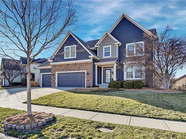 9234 Sunray Dr, Shawnee, KS 66227