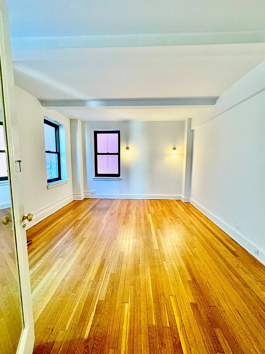 Building Photo - 117 E 77th St #2D