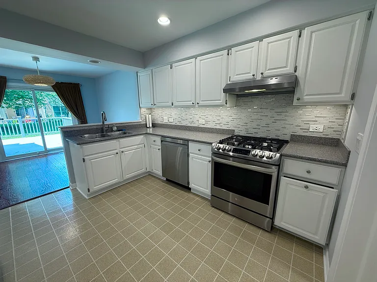 884 Dandridge Ct — Photo 6