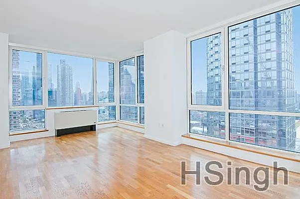 Sold by R New York | media 6