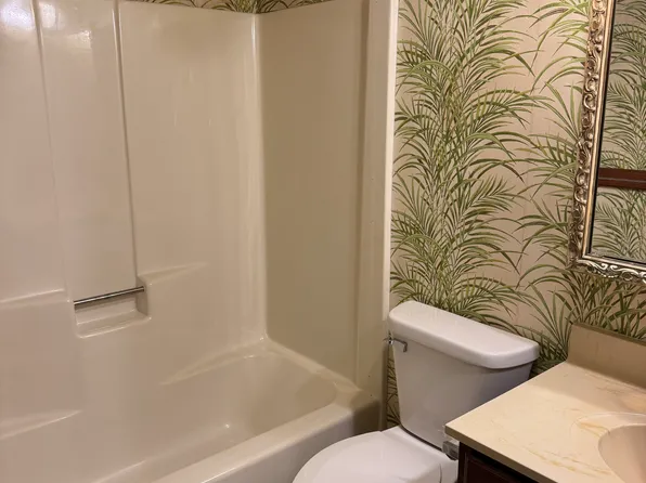 311 E Howard St #1A, Pontiac, IL 61764