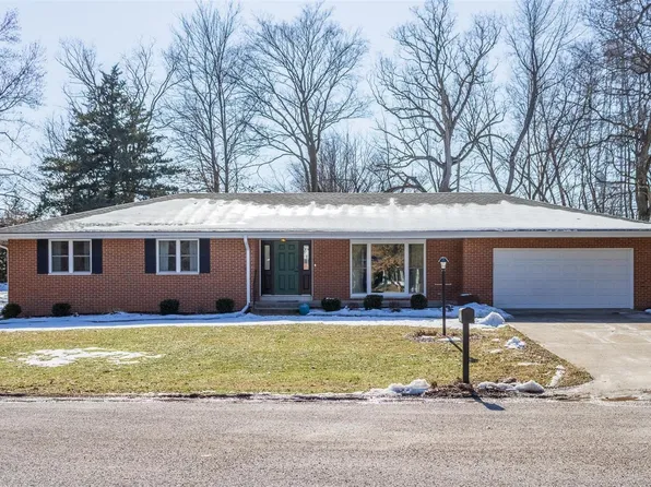 27 Madonna Ct, Highland, IL 62249