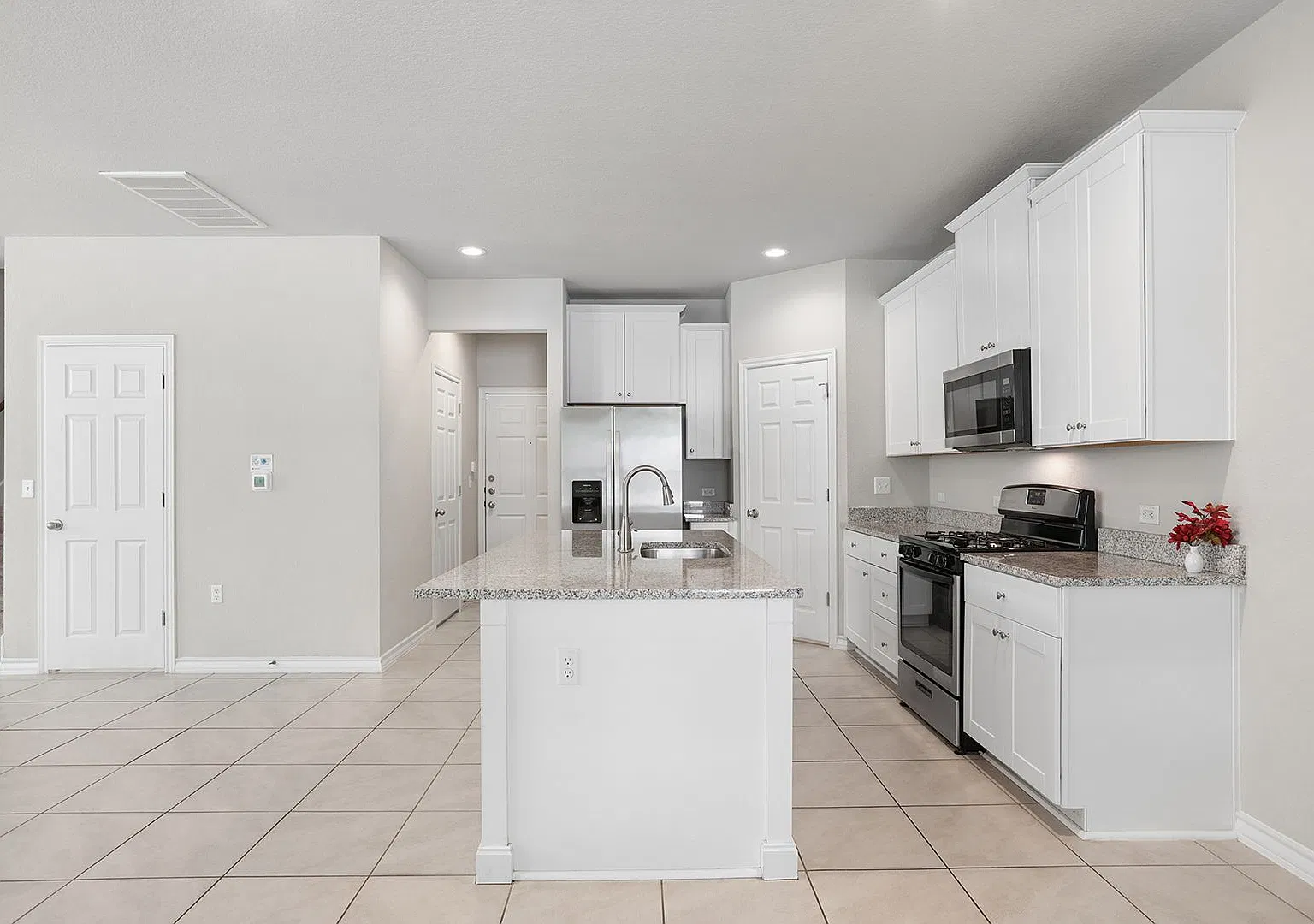Modern Austin Living Near Tesla, the Airport, and Downtown Convenience — Photo 2