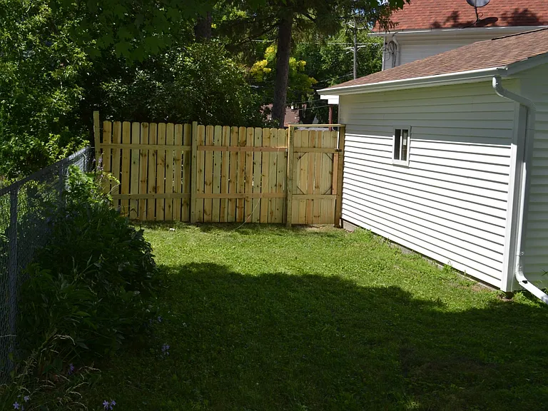 229 S Franklin Ave — Photo 3