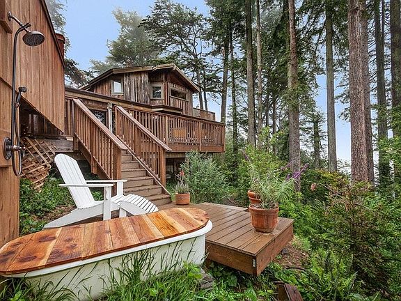 Outdoor bathtub beneath the redwoods