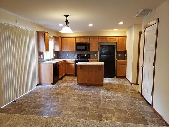 Kitchen w/ NEW Quartz counter tops