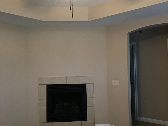 Living room/Gas log fireplace