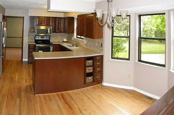 3rd image of 10147 Oxford Dr